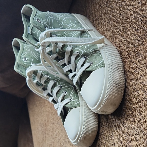 Converse Shoes - Picture 1 of 6